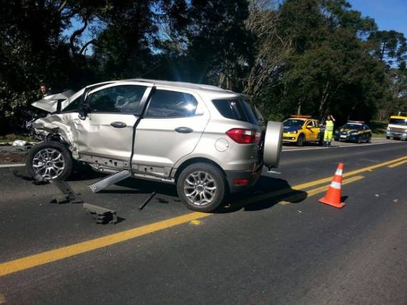 Batida entre dois carros aconteceu na manhã desta segunda-feira (27)