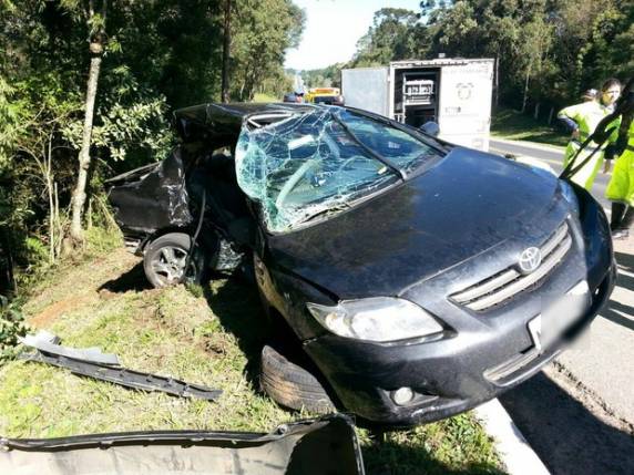 Batida entre dois carros aconteceu na manhã desta segunda-feira (27)