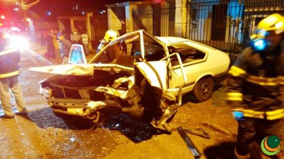 Com o impacto da colisão, um os carros ficou destruído