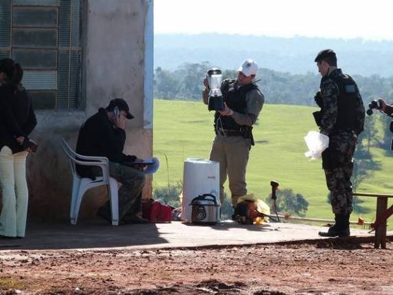 Policiais conferem produtos localizados