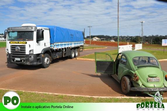 Caminhão colidiu no para-lama traseiro esquerdo do Fusca que tentava ingressar na rodovia 