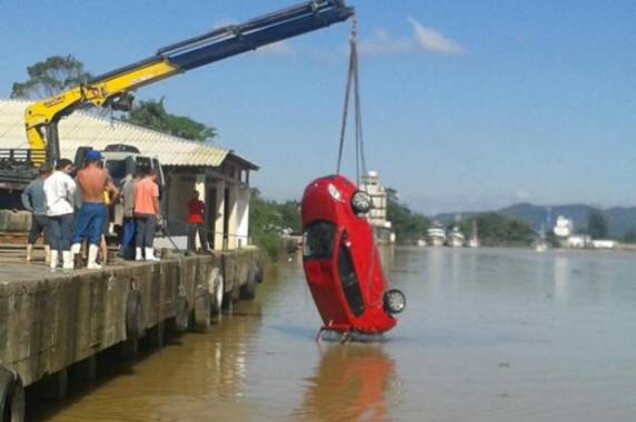 Veículo estava estacionado em uma empresa 

de pescados e andou por cerca de 200 metros