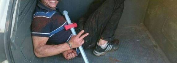 Depois de preso, homem posou no camburão com a 'arma' do crime