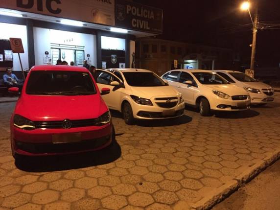 Quatro carros foram apreendidos perto do condomínio onde uma delas vive