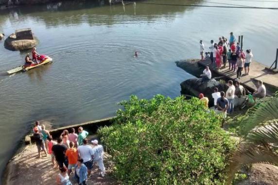 Eles pescavam no Rio Camboriú quando 

garoto caiu na água nesta quarta-feira à tarde