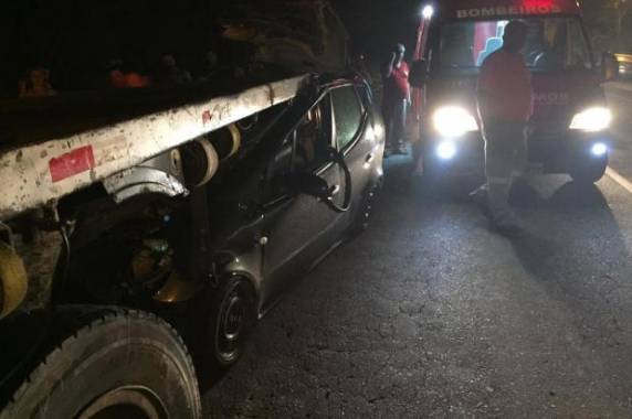 Carro que ele dirigia bateu na traseira de um caminhão no quilômetro 5 da 

rodovia