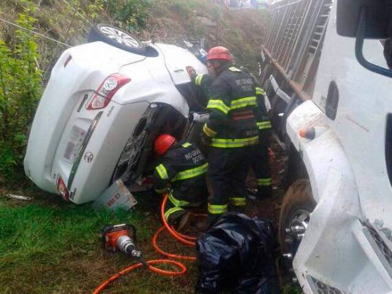 Carro em que eles estavam se envolveu em colisão com caminhão
