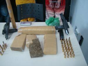 Foram apreendidas pistolas, munição e mais de três quilos de maconha