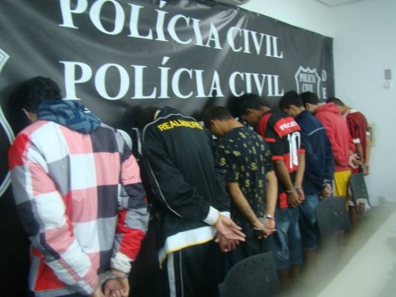 Foram apreendidas pistolas, munição e mais de três quilos de maconha