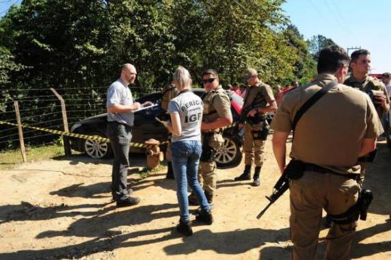 Homem foi atingido por um disparo durante o confronto entre assaltantes e policiais. Ainda não foi confirmado 

se o baleado era um morador da região ou o suspeito de estar envolvido no assato