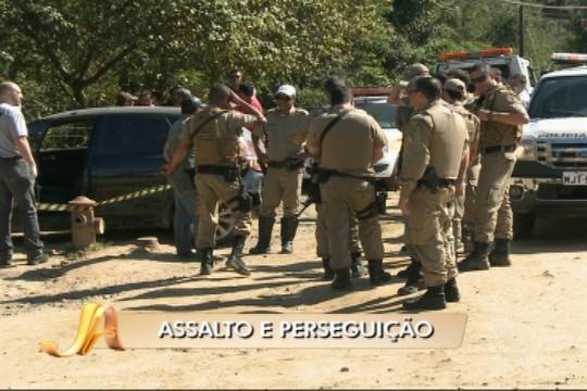 Eles fugiram com o carro 

de uma delas e houve perseguição, em Araquari