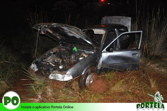 Carro desceu barranco de mais de dois metros e caiu em banhado