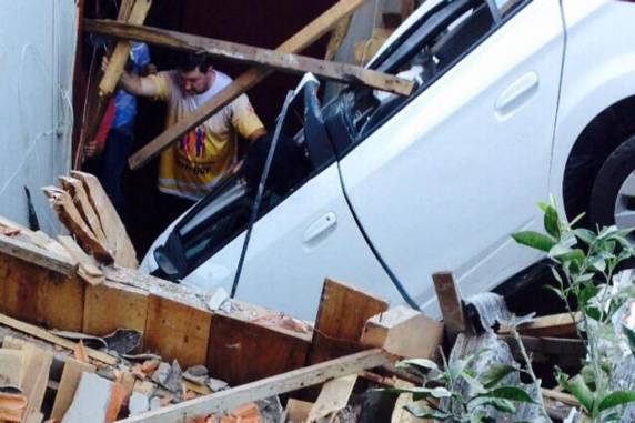 Bombeiros atendem ocorrência do meio-dia deste domingo