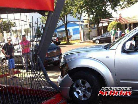 Integrantes do Departamento Municipal de Trânsito atenderam a ocorrência
