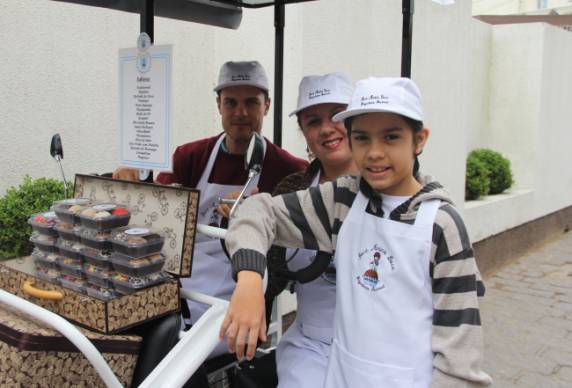 Aos 10 anos, Alan quer estudar no Canadá com renda de brigadeiros