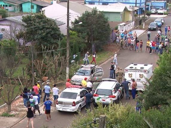 Conflito ocorreu após dois homens roubarem carro, na tarde desta terça (4)