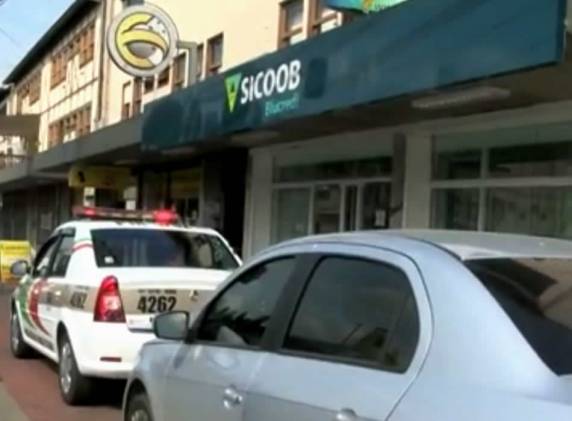 Suspeitos renderam 

funcionários após carro-forte abastecer agência