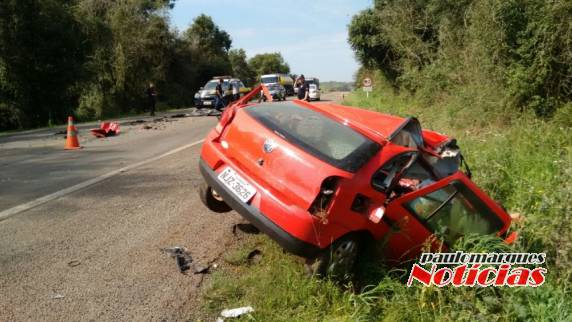 Uma ultrapassagem indevida pode ter causado a colisão entre um automóvel e uma carreta