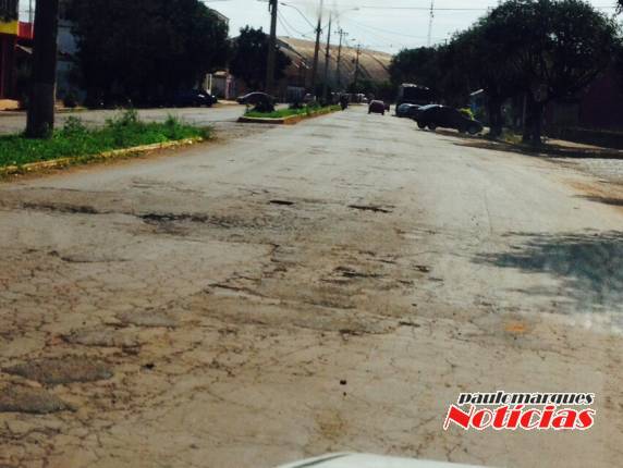 Ruas centrais estão esburacadas