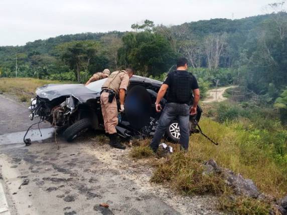 Três suspeitos de um assalto e uma mulher de 61 anos morreram