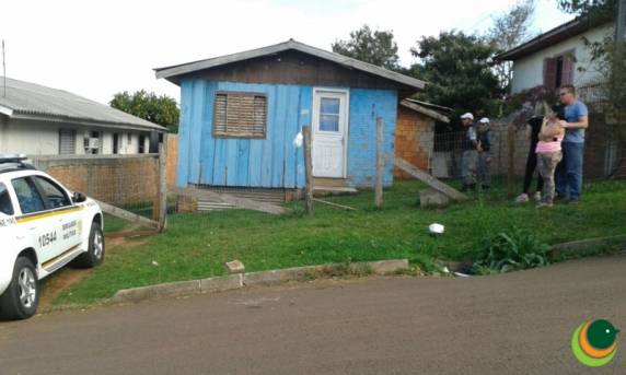 Pelo estado de rigidez do corpo, a polícia acredita que o crime 

tenha ocorrido pela manhã