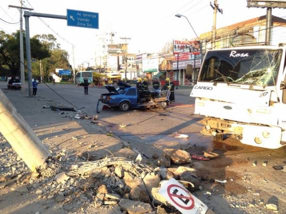 Segundo o condutor do caminhão, homem cruzou o sinal vermelho