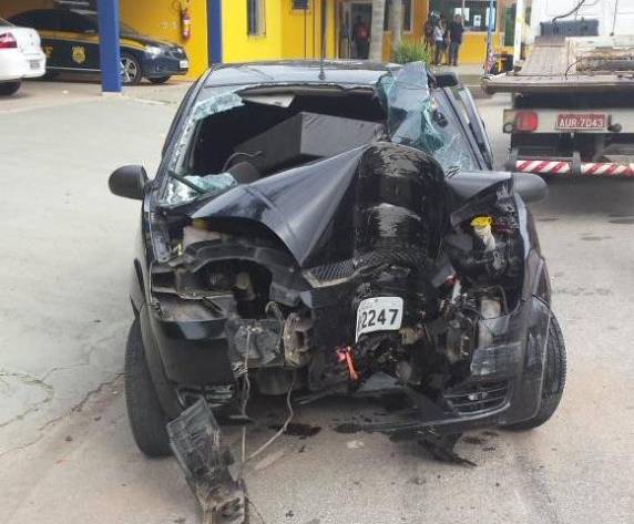Carro bateu em poste na BR-101, na Grande Florianópolis, neste domingo