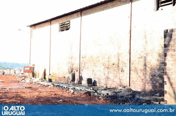 Fogo atingiu estoque da empresa e foi 

controlado após 1h30min de trabalho do Corpo de Bombeiros