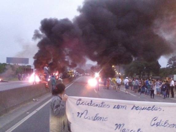 Protesto foi motivado pela morte de um menino de 4 anos na rodovia