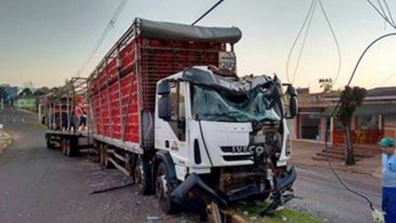 Condutor perdeu o controle do caminhão e colidiu em poste no canteiro central