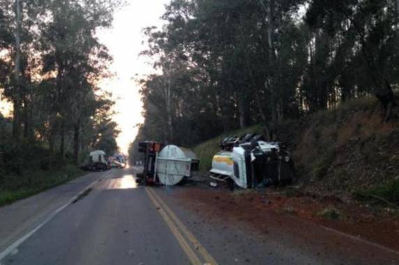 Colisão ocorreu por volta das 6h e provocou vazamento de carga de gasolina