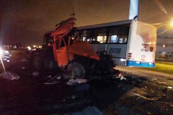Os veículos colidiram de frente e os dois motoristas morreram no local