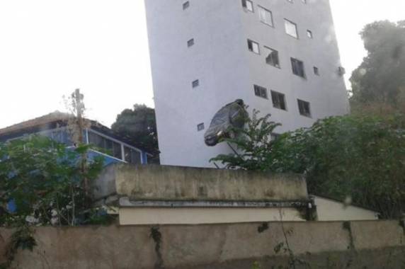 Condutor acelerou o veículo em vez de frear e 

ficou preso no local por cerca de 20 minutos