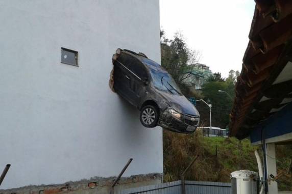 Condutor acelerou o veículo em vez de frear e 

ficou preso no local por cerca de 20 minutos