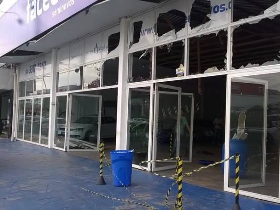 Artefato explosivo foi atirado dentro da revenda, mas ninguém ficou ferido