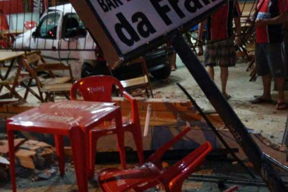 Imagens das câmeras de segurança mostram que dois clientes 

escaparam por pouco