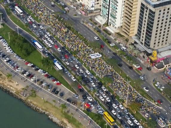Mais de 74, 7 mil manifestantes participam de protestos contra a corrupção