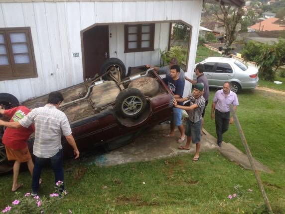 Veículo 

atingiu o muro da casa antes tombar
