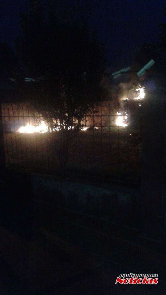 Fogo por pouco não atingiu uma casa