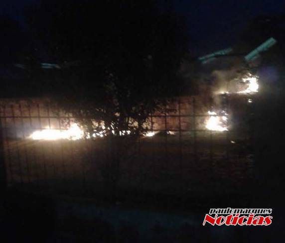 Fogo por pouco não atingiu uma casa
