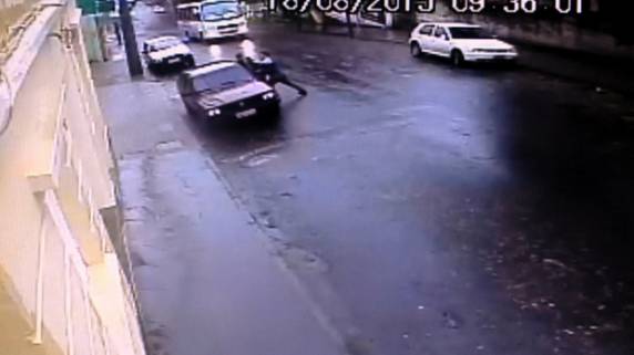 Vídeo mostra o momento em que 

o dono do veículo chega, abre a porta leva um baita susto
