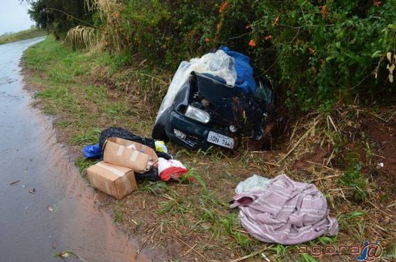 Queda de uma semeadeira da carroceria de um caminhão pode ter sido a causa do choque de um 

automóvel em um barranco na altura do Km 376,5