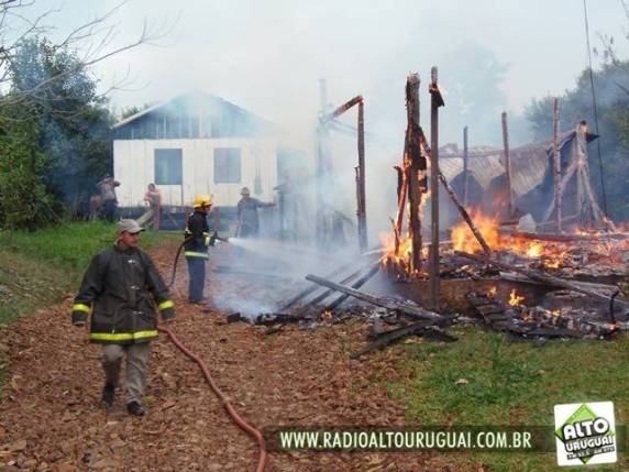 A casa foi consumida pelo 

fogo