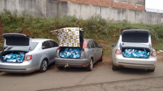 Veículos seriam roubados e estariam com placas clonadas. Dois homens foram presos