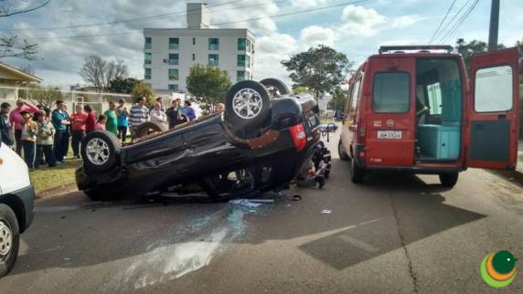 A caminhonete acabou tombando e as três passageiras ficaram feridas