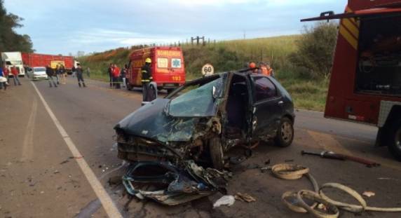 Vítimas ocupavam carros que se chocaram de frente por volta de 17h30