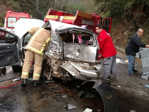 Dois passageiros, pais do motorista do carro, morreram na colisão