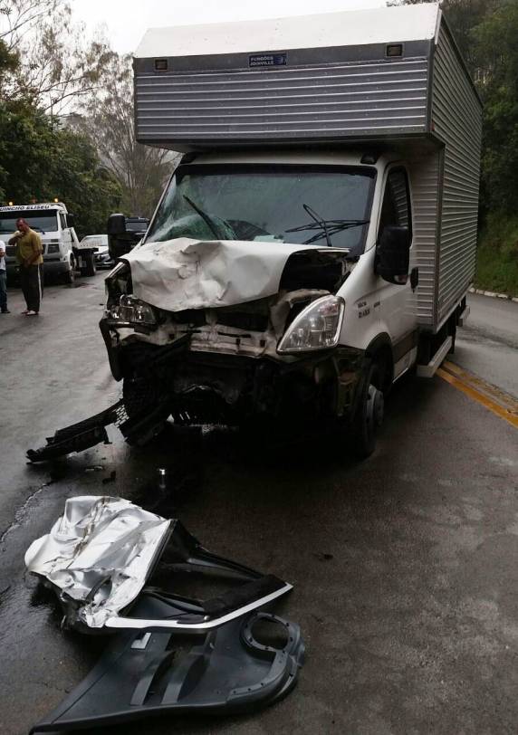 Dois passageiros, pais do motorista do carro, morreram na colisão