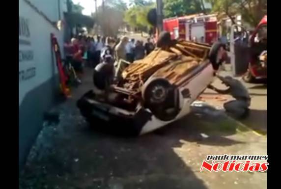 Colisão envolveu um automóvel e uma caminhonete