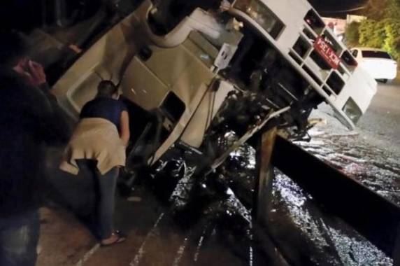 De acordo com informações do 

Corpo de Bombeiros, o motorista ficou ferido gravemente, porque parte do corpo ficou preso nas ferragens